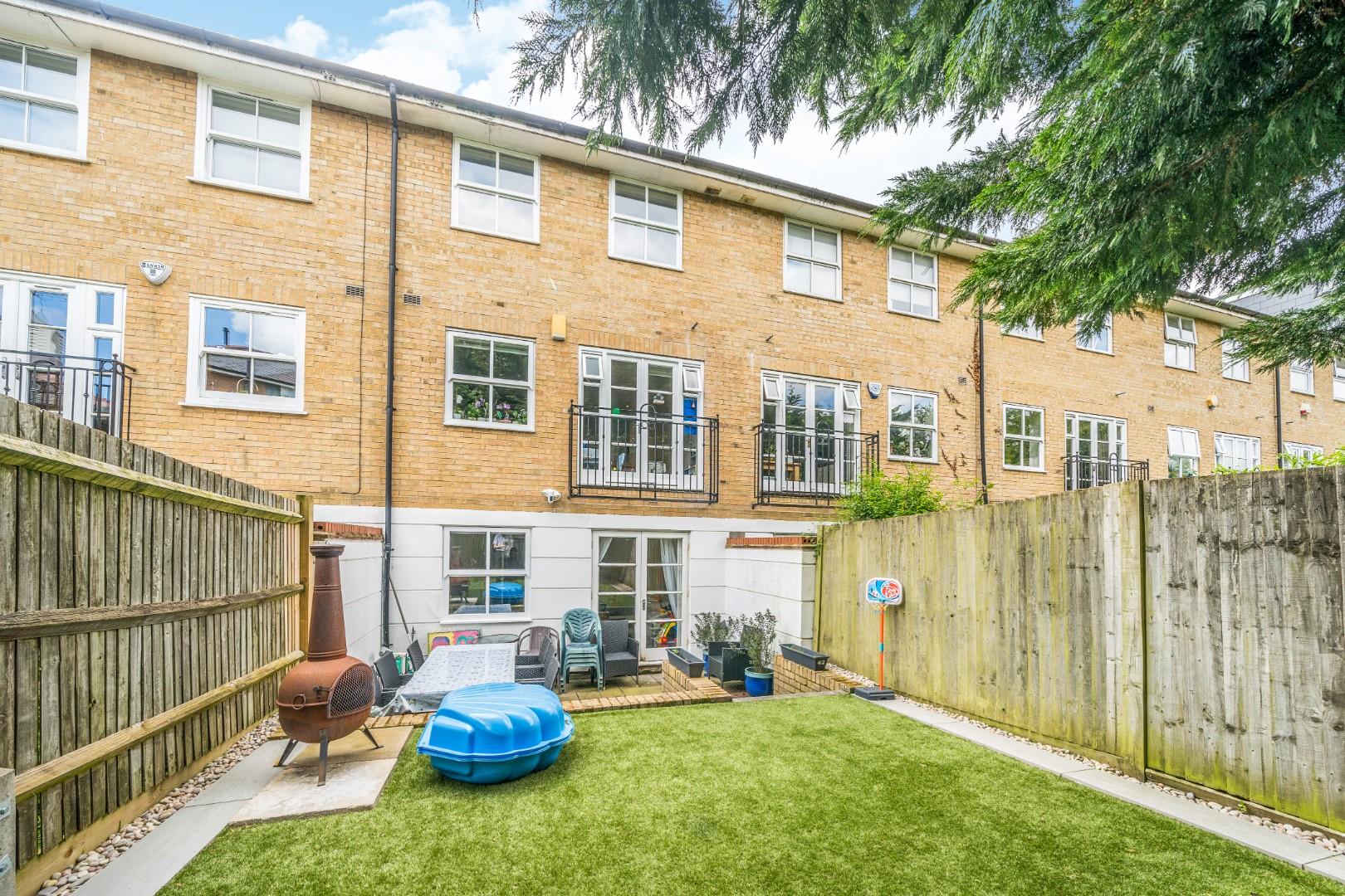 Goodwyn Avenue, Mill Hill